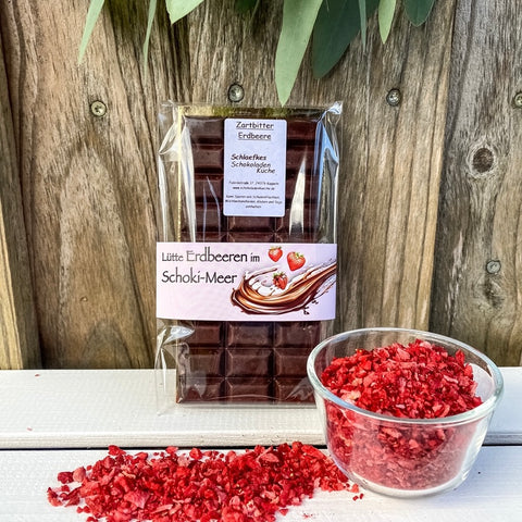 Zartbitter Schokolade mit gefriergetrockneten Erdbeeren