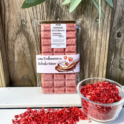 Weiße Schokolade mit gefriergetrockneten Erdbeeren