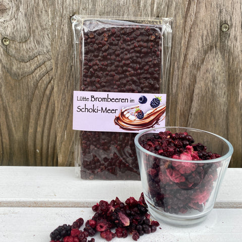 Zartbitter  Schokolade mit gefriergetrockneten Brombeeren