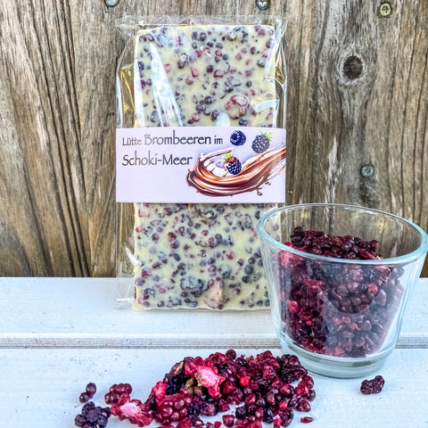 Weiße Schokolade mit gefriergetrockneten Brombeeren