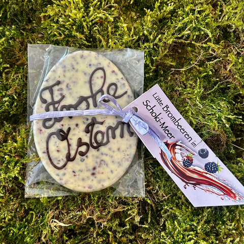 Oster weiße Schokolade mit gefriergetrockneten Brombeeren