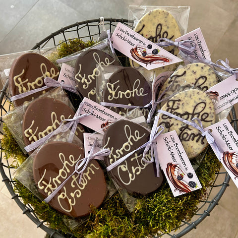 Oster weiße Schokolade mit gefriergetrockneten Brombeeren